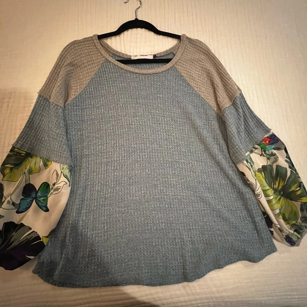 Elegant Blue and Floral Women's Blouse - Picture 8 of 9